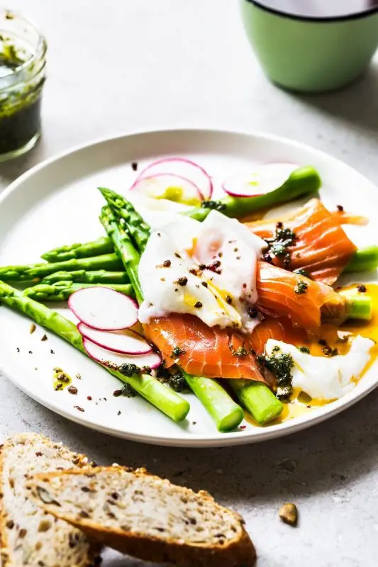 Smoked Salmon With Poached Egg, Roe, & Asparagus. A healthy lunch meal prep #healthymeal #lunchmeal