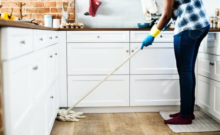 Spring cleaning checklist to help clean your home this year. Here are a few DIY Spring cleaning ideas to make your home looking amazing #springcleaning #cleaninghacks #cleaninghacks #homedecor