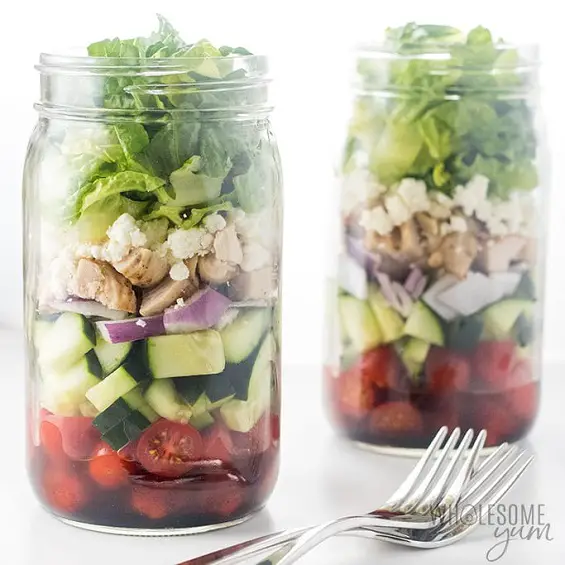 How To Make a Mason Jar Salad For Healthy Low Carb Meal Prep: Greek Mason Jar Salad Recipe with Chicken - Everything you need to know to create Mason jar salads for keto and low carb meal prep! Includes the layers to include, specialized for low carb & keto, plus tips and a Greek Mason jar salad recipe with chicken.