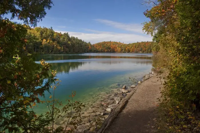 Pink Lake Trail in Gatineau to go hiking. If you are looking for things to do in Ottawa and Gatineau #Pinklake