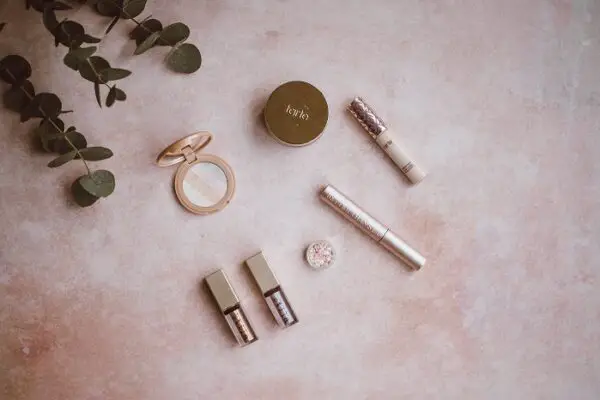 Here is how to create a simple minimalist makeup collection. Here is what to include in your makeup storage collection. Every beauty product to include in your minimalist makeup collection! Natural makeup inspiration ideas! #makeup #beautyproduct #minimalistmakeup
