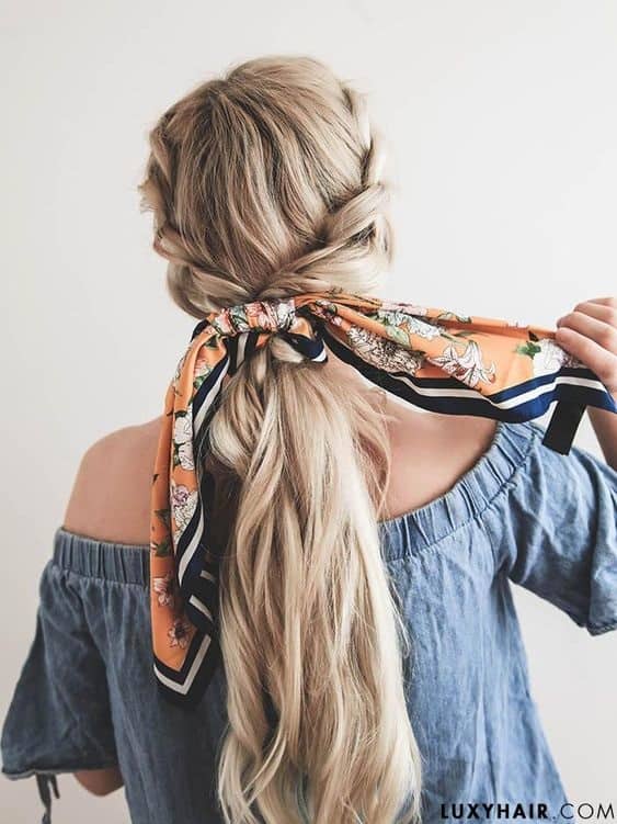 The knotted Ponytail Look. Wearing a scarf in your hair this summer is a great look #wearingascarf #scarfhairstyle