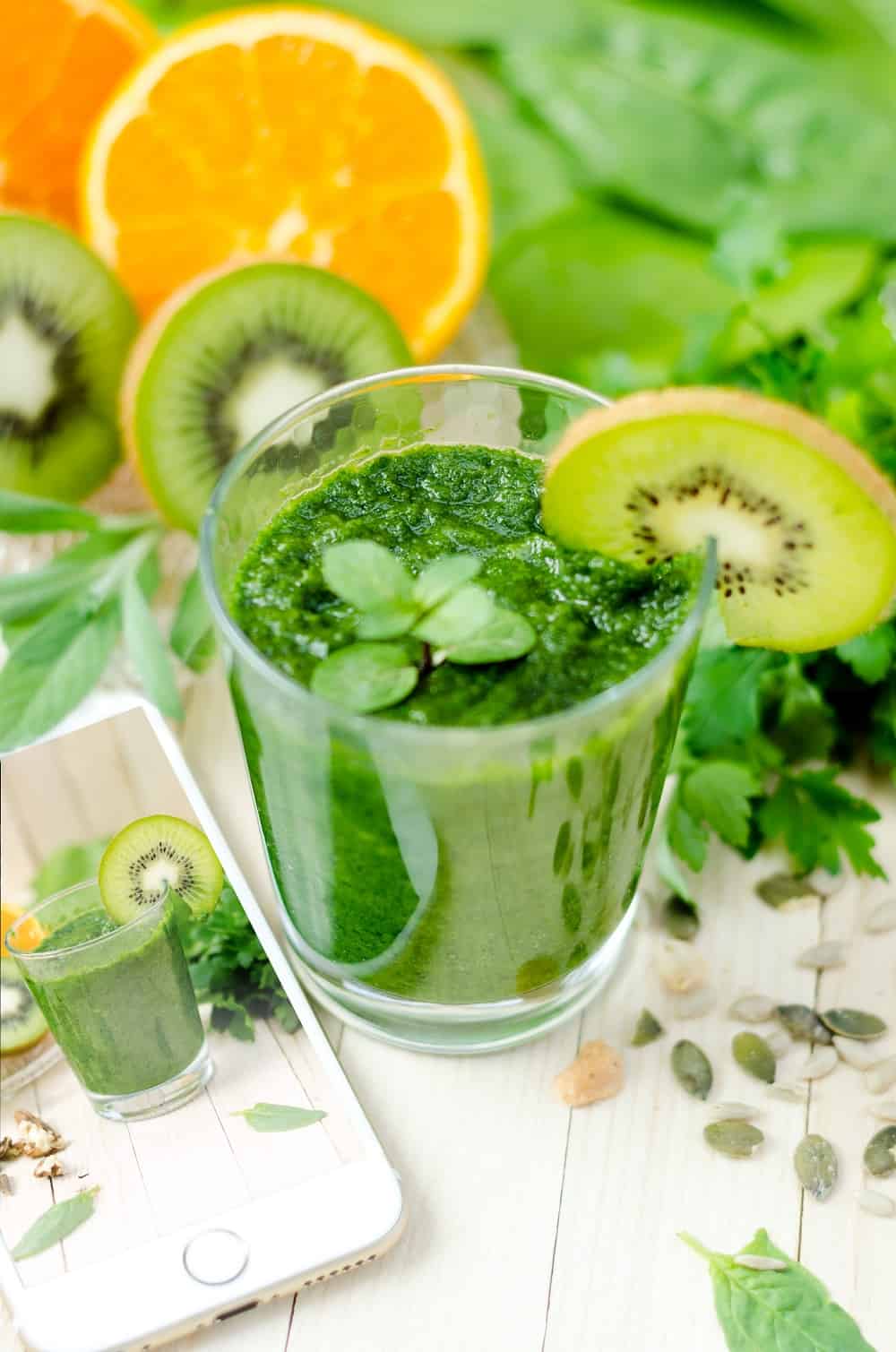 juicing recipes for beginners! Here are is best green juice recipes to help you get started. You can actually trick yourself to believing that you are drinking something delicious when want to Glow Up!